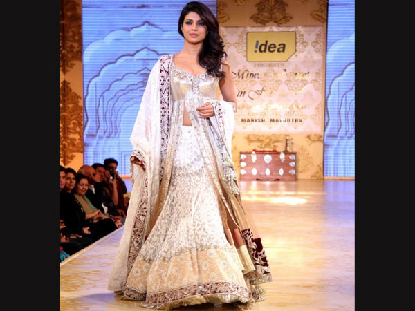 వైట్ డ్రెస్స్ లో ఏంజిల్ లుక్... వైట్ డ్రెస్స్ లో ఏంజిల్ లుక్...