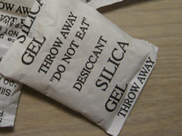 డెసికాంట్ ప్యాకెట్లతో: డెసికాంట్ ప్యాకెట్లతో: