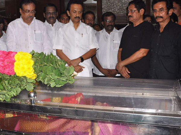 మహిళలు అంత్యక్రియలు ఎందుకు నిర్వహించరాదు ? మహిళలు అంత్యక్రియలు ఎందుకు నిర్వహించరాదు ?