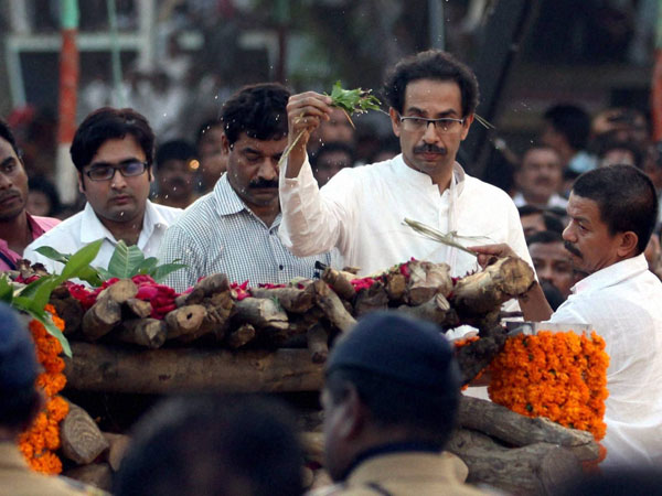 మహిళలు అంత్యక్రియలు ఎందుకు నిర్వహించరాదు ? మహిళలు అంత్యక్రియలు ఎందుకు నిర్వహించరాదు ?