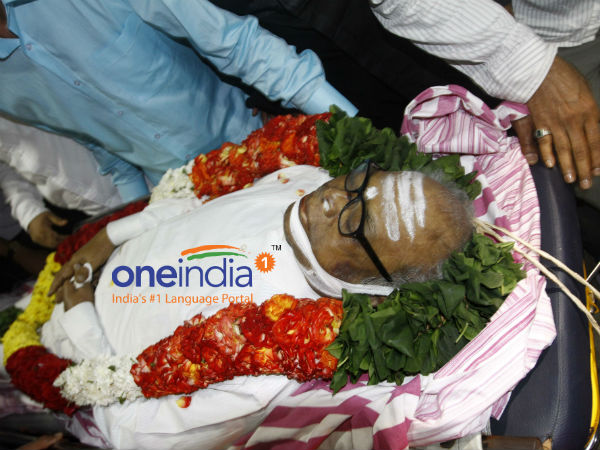 మహిళలు అంత్యక్రియలు ఎందుకు నిర్వహించరాదు ? మహిళలు అంత్యక్రియలు ఎందుకు నిర్వహించరాదు ?