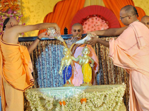 5.తేనె అభిషేకం: