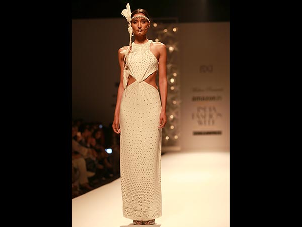 స్లీక్ కట్ అవుట్స్.: