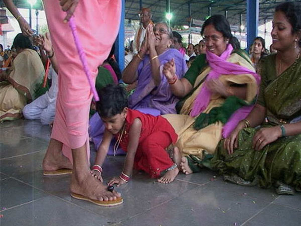 పెద్దవాళ్ల పాదాలకు నమస్కరించే సంప్రదాయం ఎందుకు పాటిస్తారు ? 