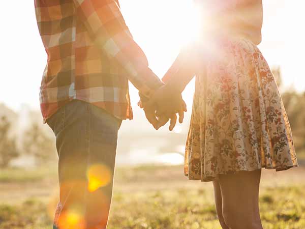 చేతులు పట్టుకోవడం