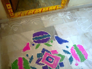 గడపకు పసుపు కుంకుమలు పెట్టడానికి గ్రంధాలు ఏం చెబుుతున్నాయి