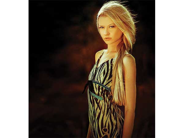  పొడవాటి జుట్టు ఉన్నవారు వివిధ రకాల స్టైల్స్ లో అలంకరించుకోవచ్చు :