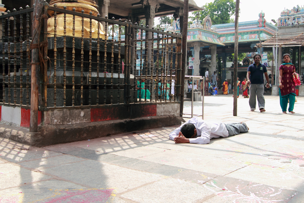 సాష్టాంగ నమస్కారం అంటే ఏమిటి?