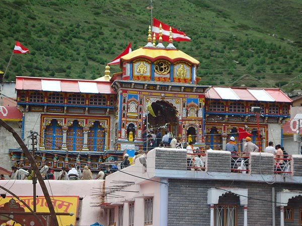 దేవాలయాల్లో దైవ దర్శనం తర్వాత ఎందుకు కూర్చుంటారు...?