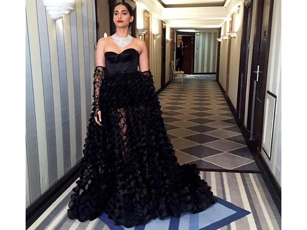  Sonam Kapoor Goes Dramatic In Black, Dressed In Ralph & Russo At The Chopard Party 