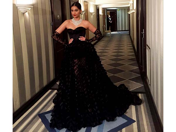  Sonam Kapoor Goes Dramatic In Black, Dressed In Ralph & Russo At The Chopard Party 