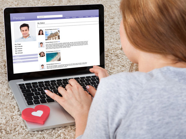 సరైన పద్దతిలో కూర్చోకపోవడం: