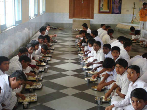 నేలమీద కూర్చుని తినే సంప్రదాయం