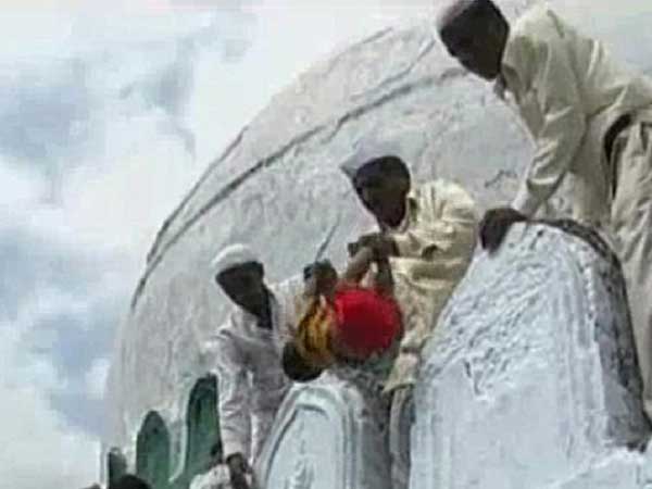 బేబీని కింద పడేయడం