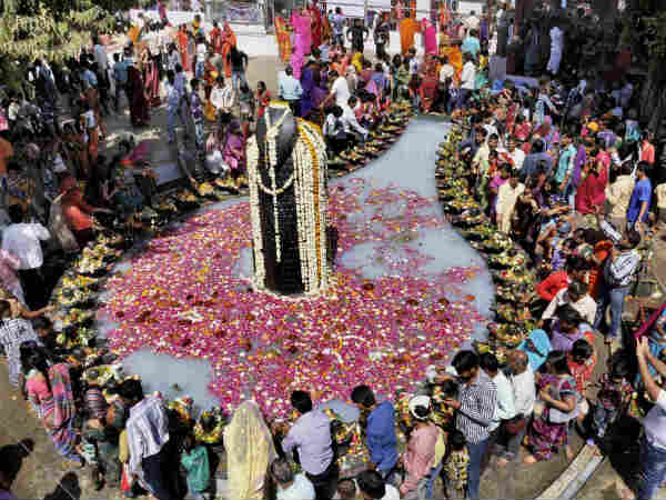 దీపారాధన, అభిషేకాలు, గుళ్ళోకెళ్ళటం వగైరాలు చెయ్యకూడదు. 