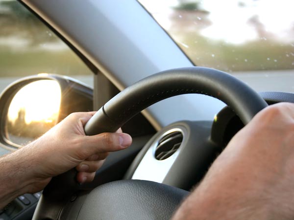 ఇండియాలో కుడివైపే, విదేశాల్లో ఎడమవైపే స్టీరింగ్ ఎందుకు?