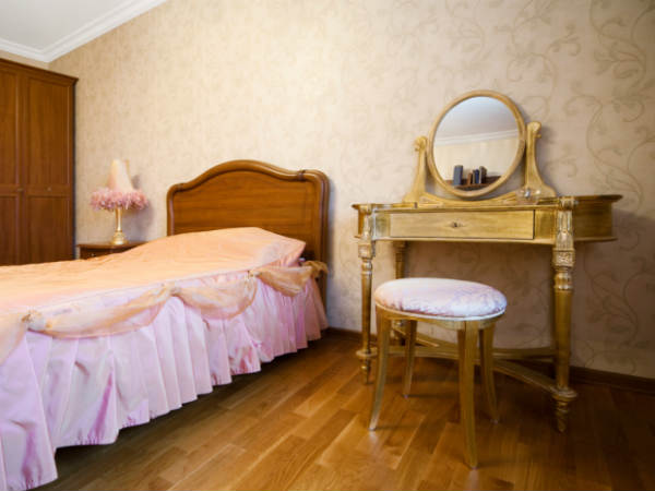 అద్దంలో బెడ్ , కాట్ రిఫ్లెక్ట్ అవ్వకుండా జాగ్రత్త పడాలి. 