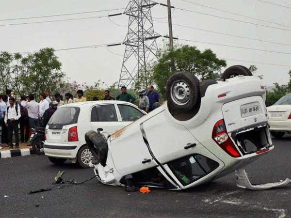 అదుపు తప్పిన వాహనాలు: