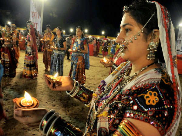 దుర్గాపూజ ఎక్కడ, ఎప్పుడు మొదలైంది