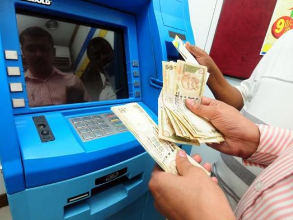 ఏ రోజు ఎక్కువగా డబ్బు డ్రా చేస్తారు ?