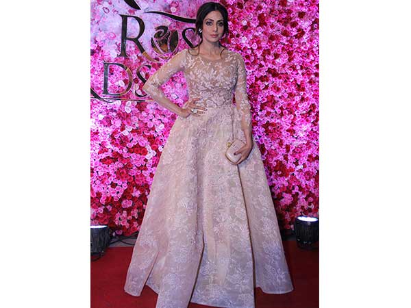 లక్స్ గోల్డెన్ రోజ్ అవార్డ్స్ బాలీవుడ్ అస్సరసల సెక్సీలుక్స్ ..!! 