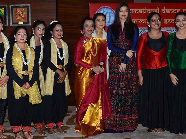 ముదురు ఎరుపు లిప్ స్టిక్