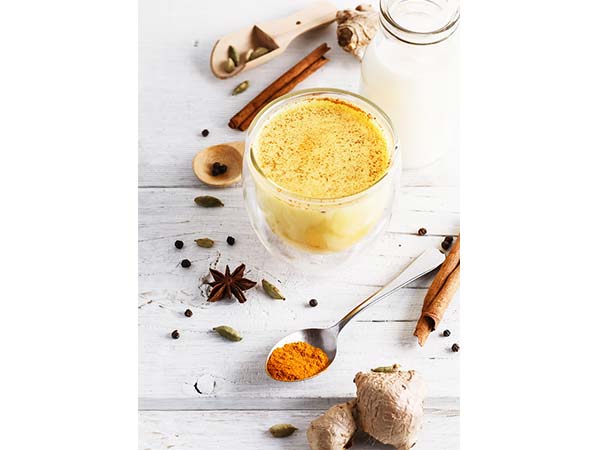 వేడి పాలలో పెప్పర్ పౌడర్, పసుపు వేసి తాగితే కోల్డ్ నుండి తక్
