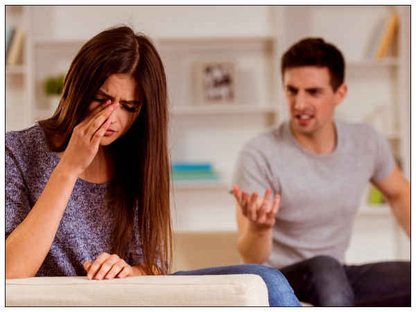 కుంభరాశి వారు ఎమోషన్స్ ని దాచిపెట్టేస్తారు. 