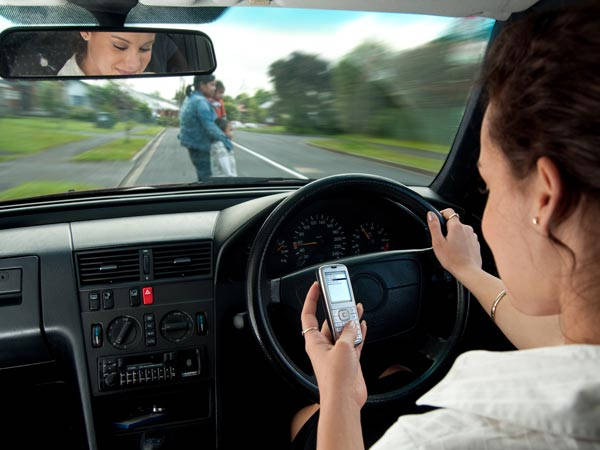 1. టెక్స్టింగ్ చేస్తూ డ్రైవ్ చేయడం/మాట్లాడడం/నడవడం