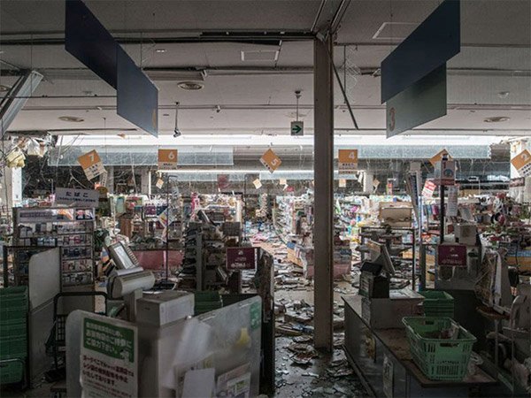 ఖాళీ చేసిన సరుకుల కొట్టు.