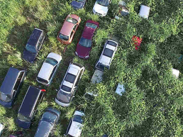 కార్లు అలా వదిలేశారు...