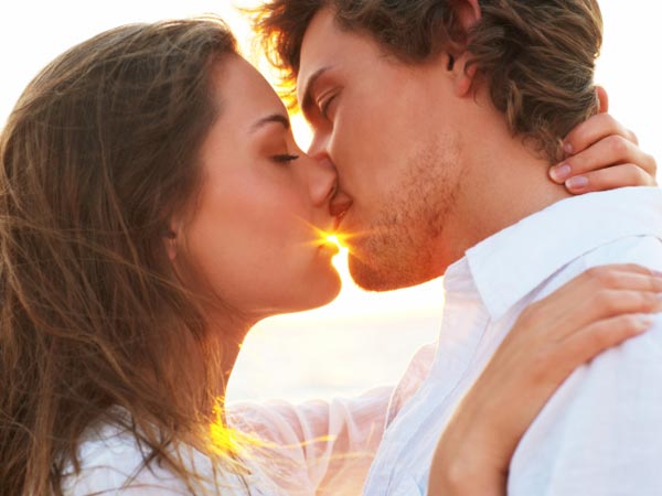 ఆమె వన్నెచిన్నెలు కలది..సరసమైనది