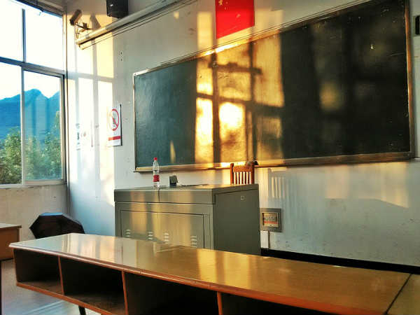 ఖాళీ తరగతి గదుల్లో