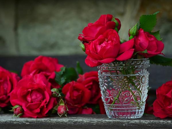 6. రోజ్ ఫేస్ మాస్క్