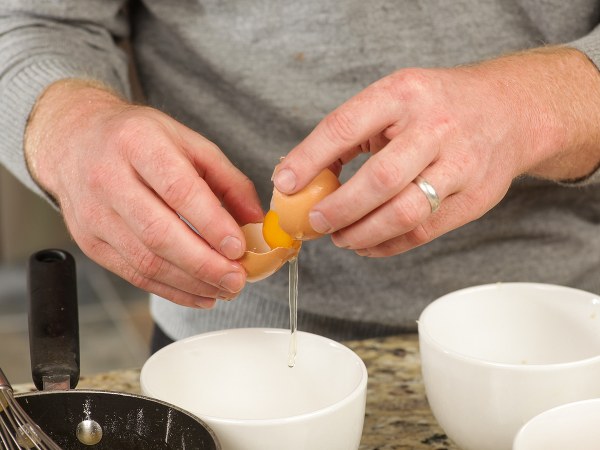  ప్లాస్టిక్ గుడ్డును ఎలా తయారుచేస్తారో తెలుసా?