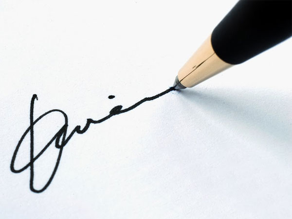 సంతకం పెట్టేటప్పుడు అక్షరాలు పై వైపుకు వెళుతుంటే,