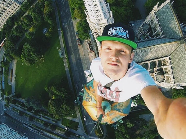 7. వోటివ్ చెర్చ్ పై వరకూ ఎక్కిన ఘనుడు :