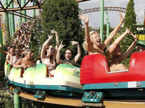 నగ్న రోలర్ కోస్టర్ రైడింగ్