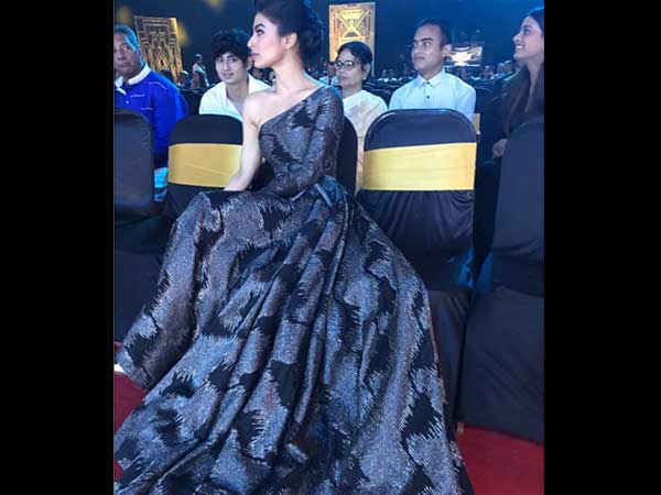 mouni roy at gold awards