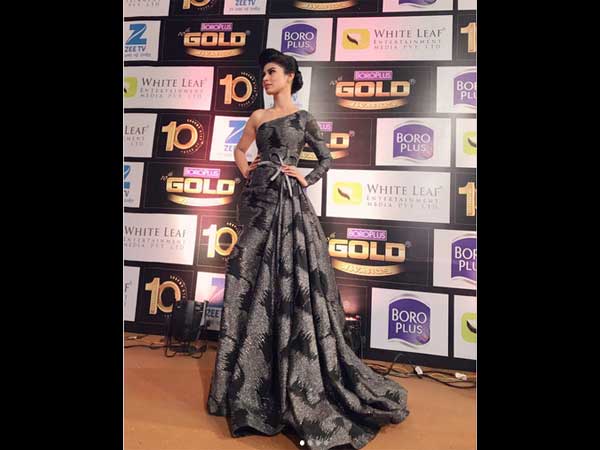 mouni roy at gold awards