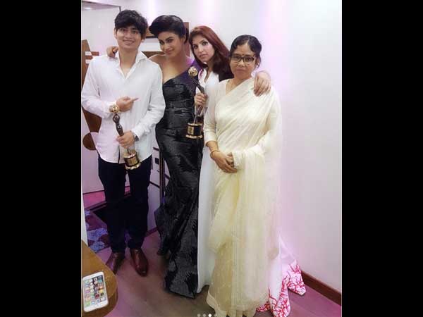 mouni roy at gold awards