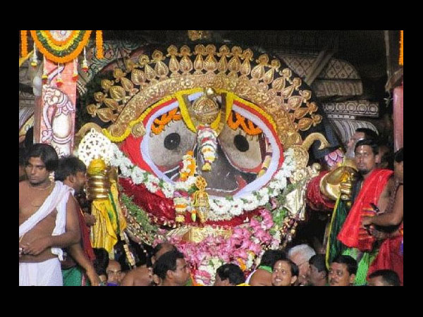 చేపలను కూడా అమ్మవారికి ప్రసాదంగా