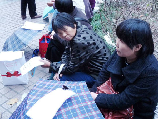 ప్లకార్డులు ప్రదర్శిస్తారు.