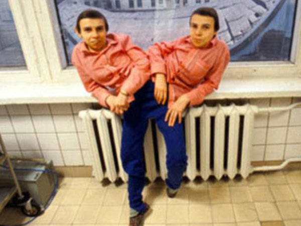 దాషకి తను కోరుకున్న ఉద్యోగం చేస్తూ సాధారణ జీవితాన్ని కోరుకునేది.