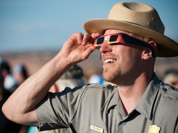 1. ప్రత్యేకమైన కంటి అద్దాలను వాడటం :