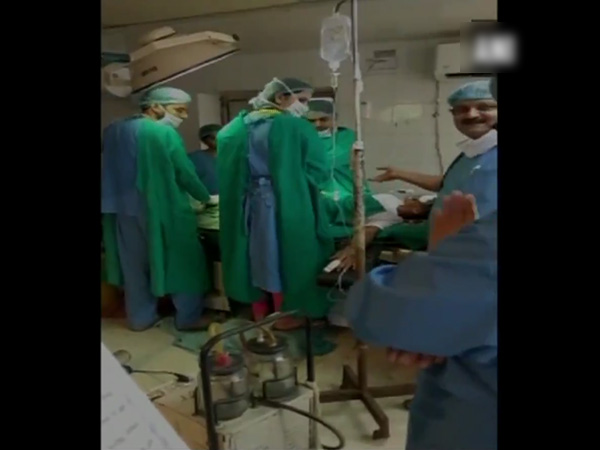 వారు ఒకరినొకరు తిట్టుకుంటున్నారు....