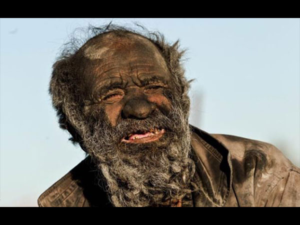 అతడు పొగ త్రాగుతాడు :