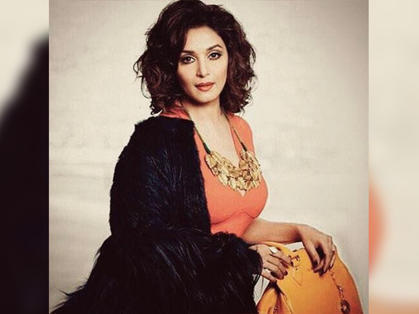 మాధురీ దీక్షిత్ నుండి హై వంపుల కనుబొమ్మ