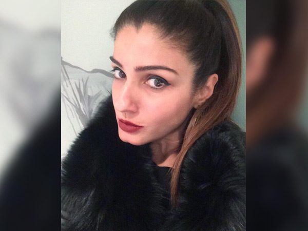 రవీనా టాండన్ నుండి (యూనిఫామ్) ఒకవిధమైన కనుబొమ్మ