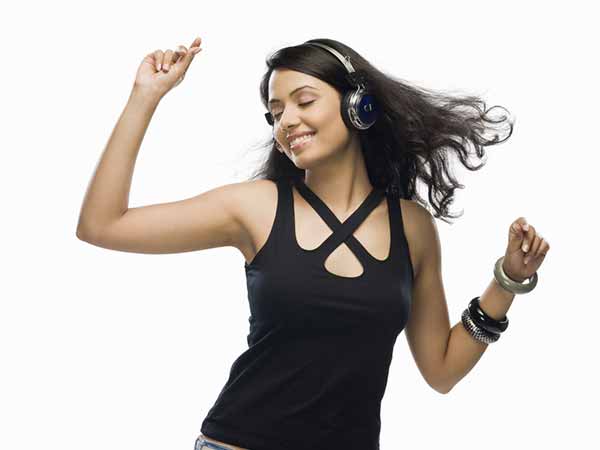 9. సంగీతం మెదడు పై ప్రభావం చూపి ఉత్తేజపరుస్తుంది.